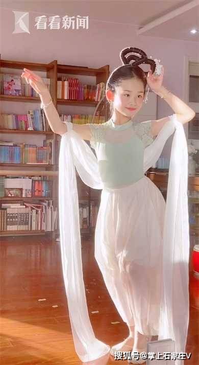 9岁女孩跳古典舞神似刘亦菲,网友:神仙妹妹!