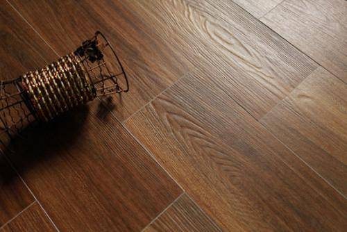 卧室铺什么颜色的木纹砖好看 b88c22cdfe5849e094a54ac586dde4ea.jpeg