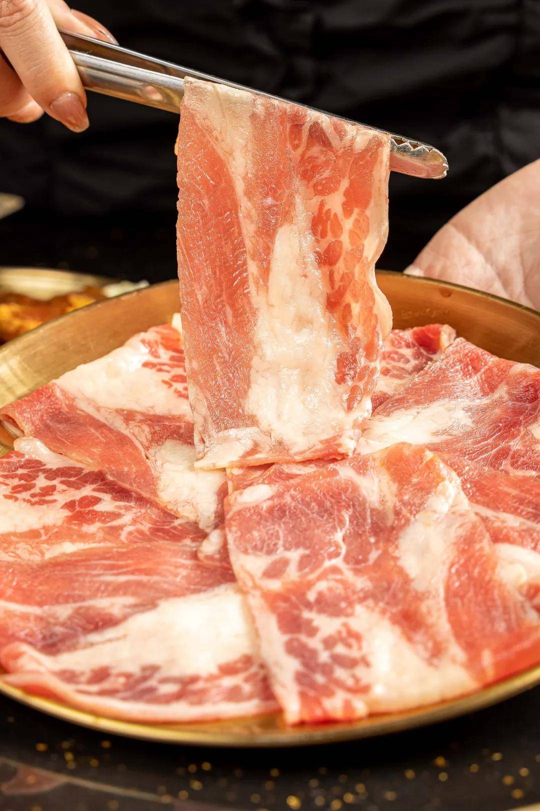 原切牛胸口给它颁个"爆汁小能手"的奖吧,一口下去,油脂带着肉汁在口中