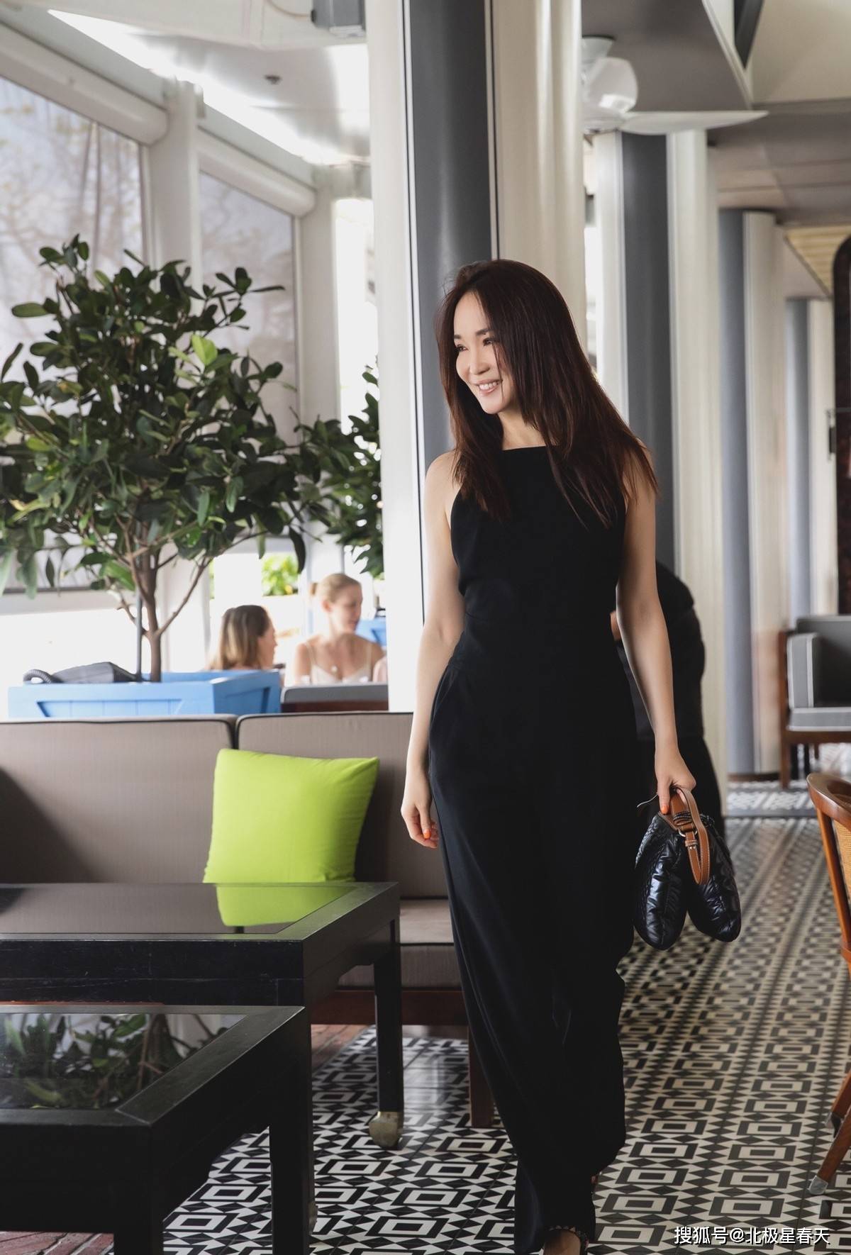 范文芳瘦成筷子腿美颜过度挡不住岁月痕迹曾是新加坡第一美女