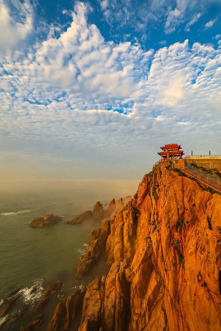 荣成成山头:云蒸霞蔚景若画