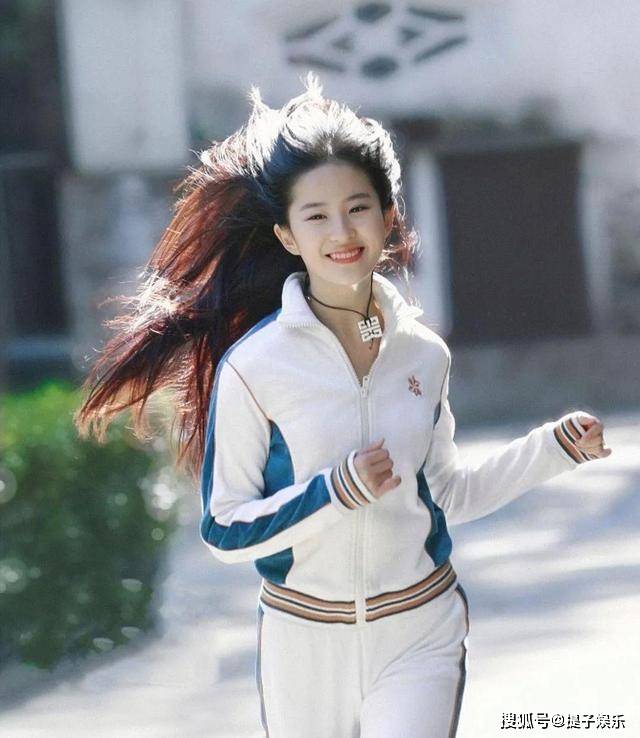 甩头发的动态图 17b32e7bbbd94d49bd8c20b5e9d617ef.jpeg