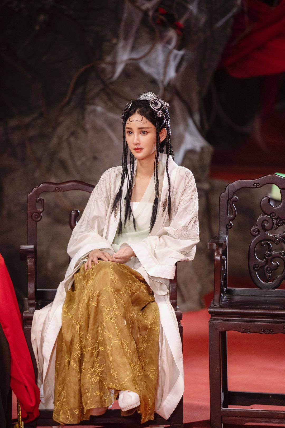 张歆艺《萌探探探案》cos白骨精,扮相惊艳尽显纤细好身材