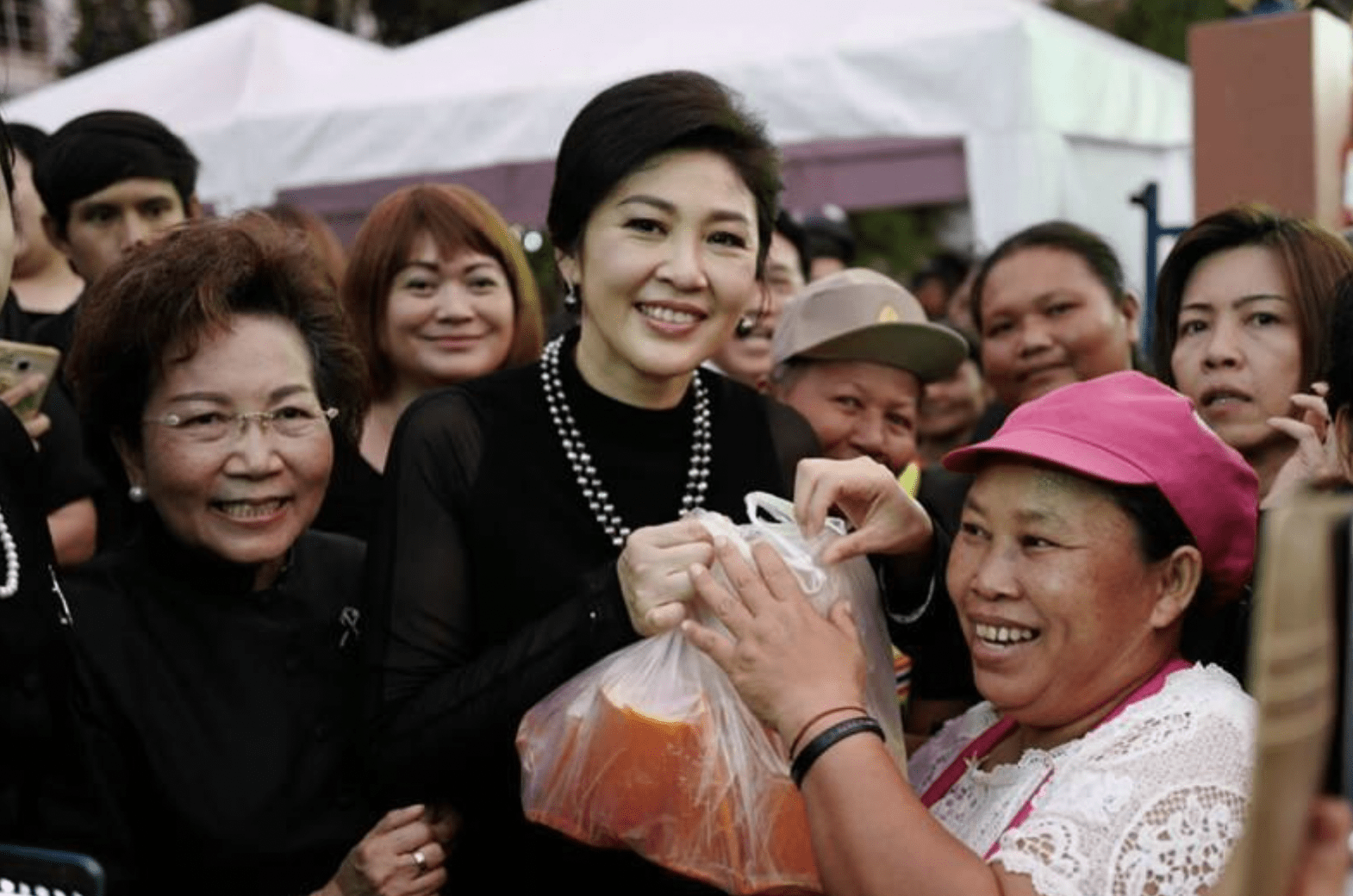 原创54岁英拉升级当外婆披长发抱外孙女笑得真甜意外暴露豪宅内景