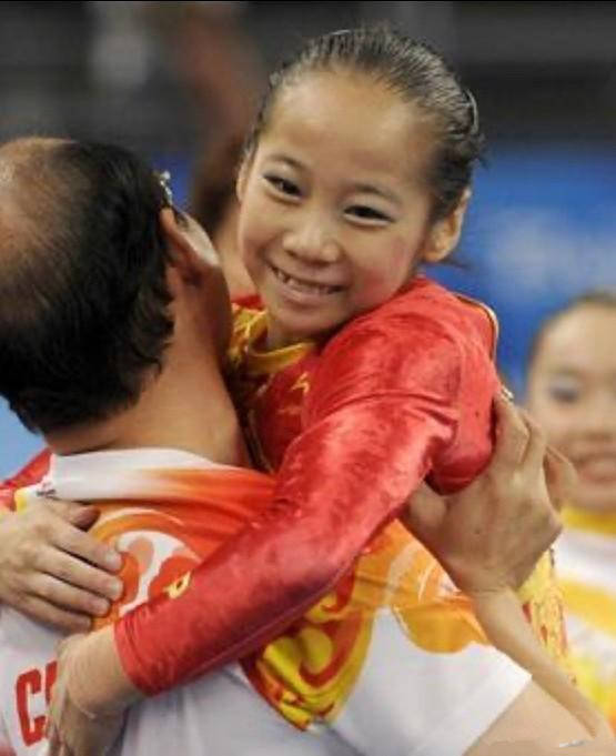 1米47岁的体操冠军硕士毕业,21岁长个变女神被质疑整容_邓琳琳