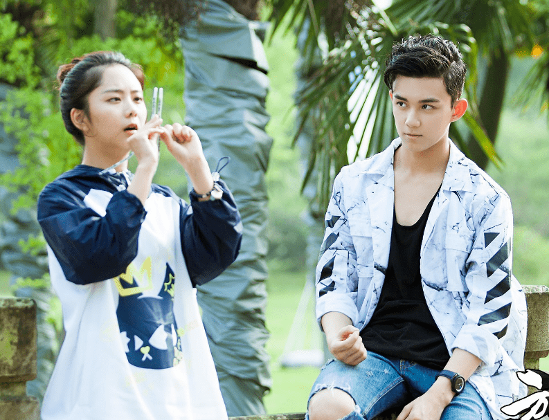 同样拉出近十岁年龄差的,还有《旋风少女》里的谭松韵和吴磊,不过杨紫