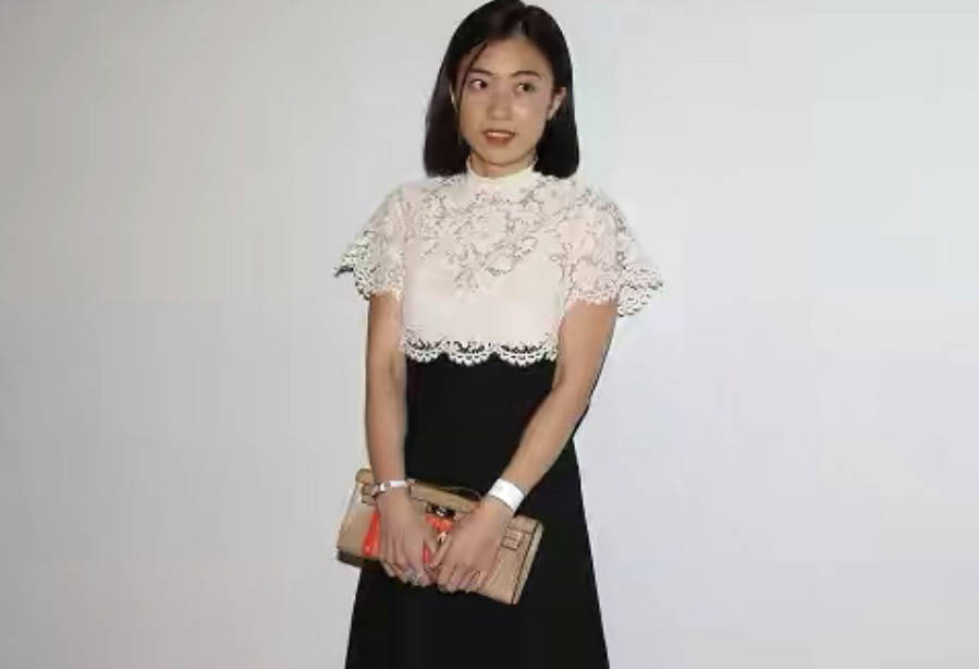 甘比黑纱裙配大背头亮相,一身行头越来越有阔太范,气质还没跟上_剪裁