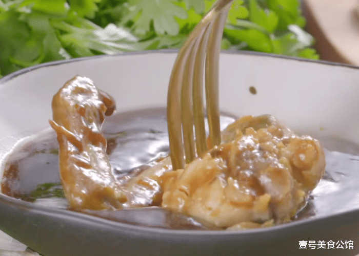 公馆|想吃烤鸡不用买，在家教你用电饭煲简单做，肉嫩鲜香，解馋的美食