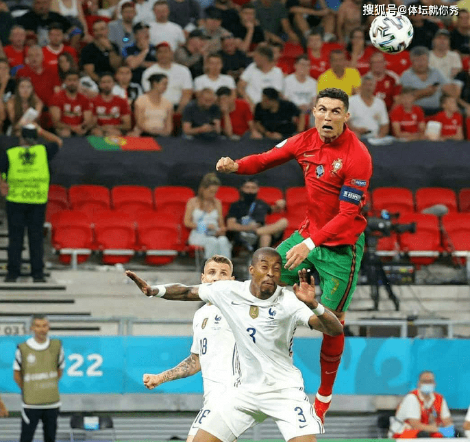 c罗起飞了!超强滞空再现,起跳3米高完成头球,36岁了依然还能飞