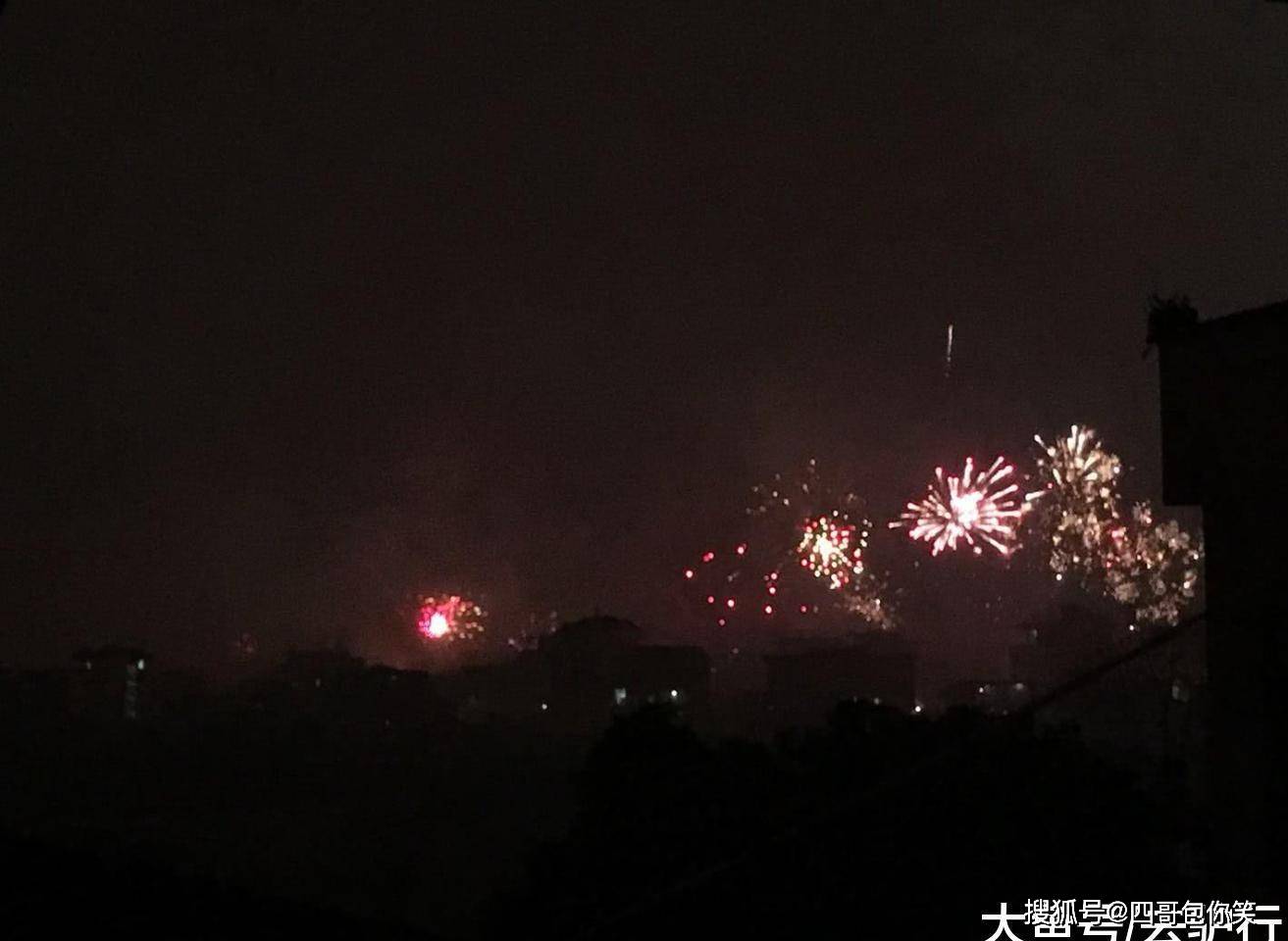 跨年放烟花一直以来是中国各地都有的习惯,在福建莆田每年除夕夜11:55