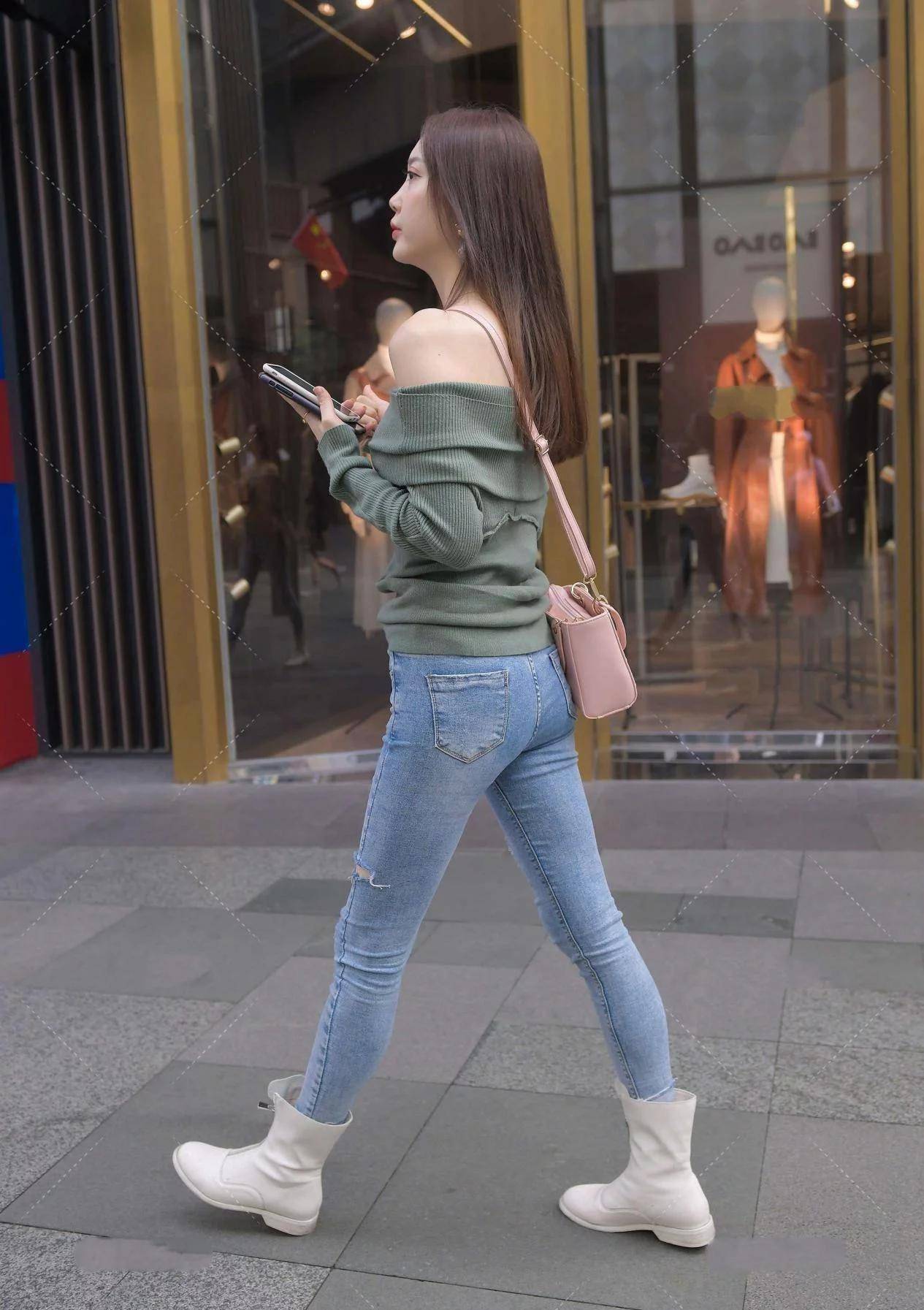 一字肩搭配牛仔裤彰显新颖时尚更显青春感