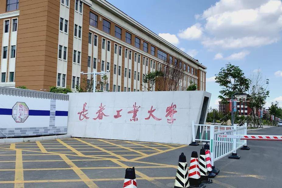 分别走进长春工业大学,长春人文学院,吉林工程技术师范学院,陕西服装