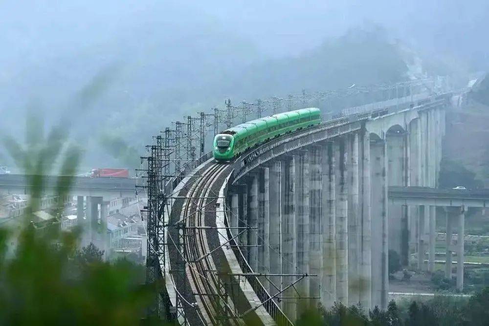 西-拉林铁路,东-金台铁路,双线齐开!
