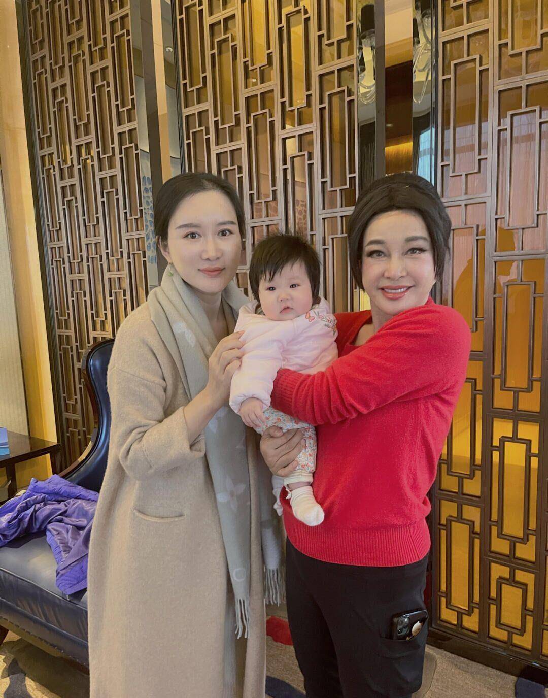 65岁刘晓庆探望张纪中全家同框小26岁杜星霖太显老网友像蜡像