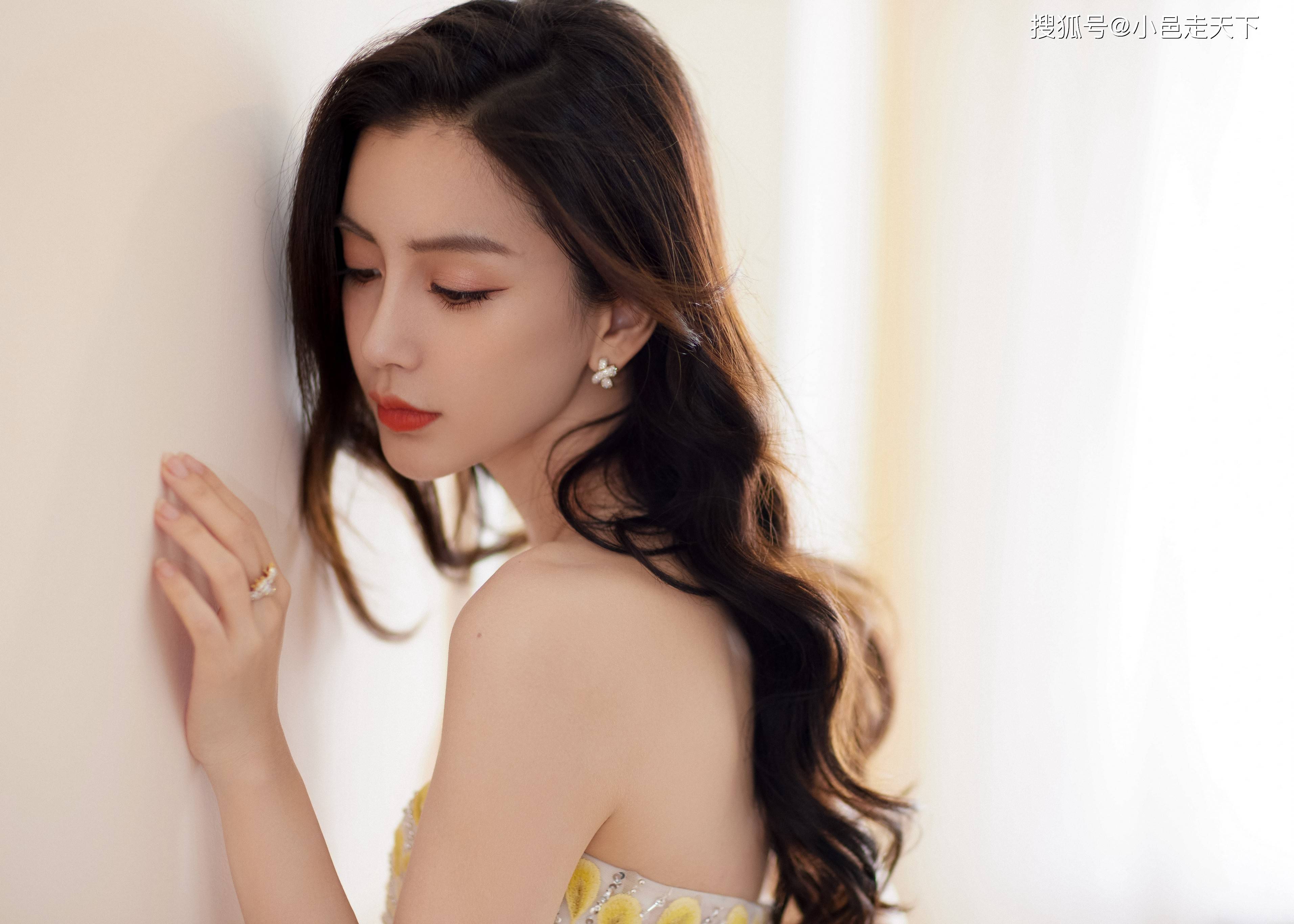 杨颖一字露肩长裙性感写真