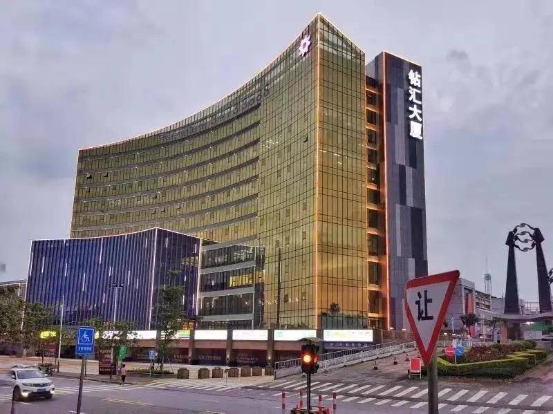 据了解,沙湾瑰宝小镇的发展定位和目标是以全球珠宝玉石矿料和品牌