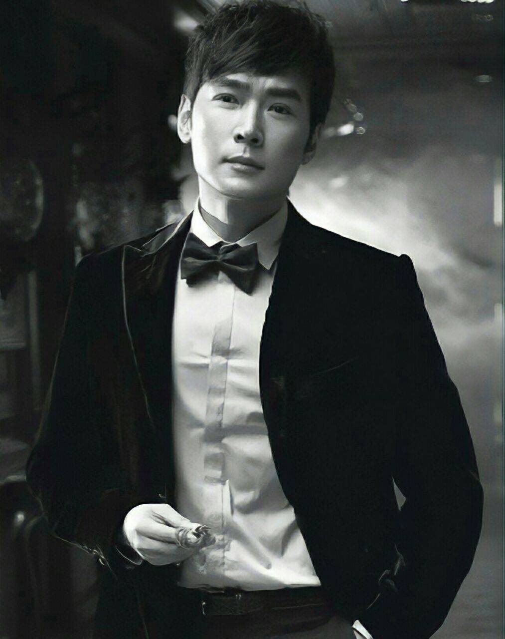 从图中不难看出焦恩俊的帅气:身穿西装搭配白色衬衣看起来英气勃发,单