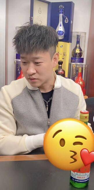 相声馆赔钱到倒闭,直播卖酒满屏尴尬,事业不行他投身爱情?