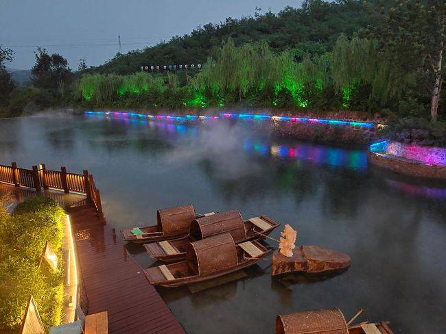 雨中夜遊石家莊德明古鎮,人少景美,納涼好去處