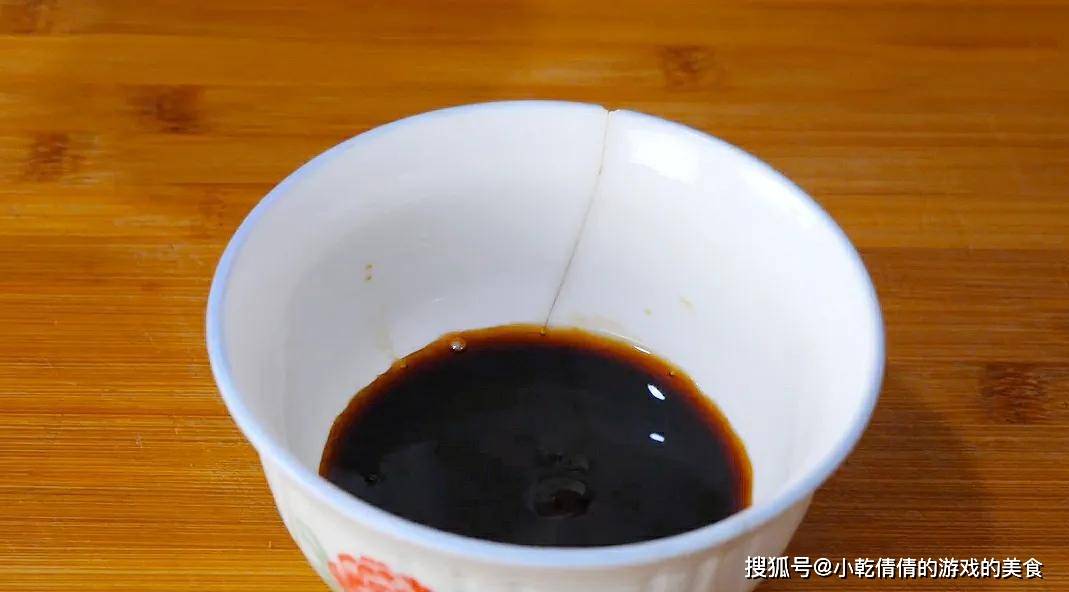 做法|把一整条鱼放进电饭锅里,头一次见这种做法,鱼肉出锅后满屋飘香!