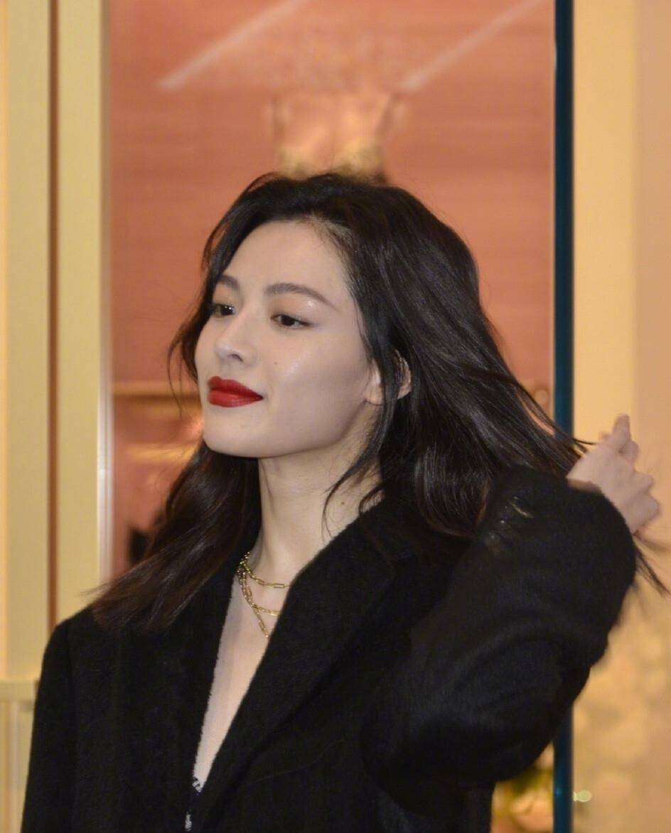 脸上有3个特征的女生,往往有"男相"感,不柔美但很上镜_钟楚曦