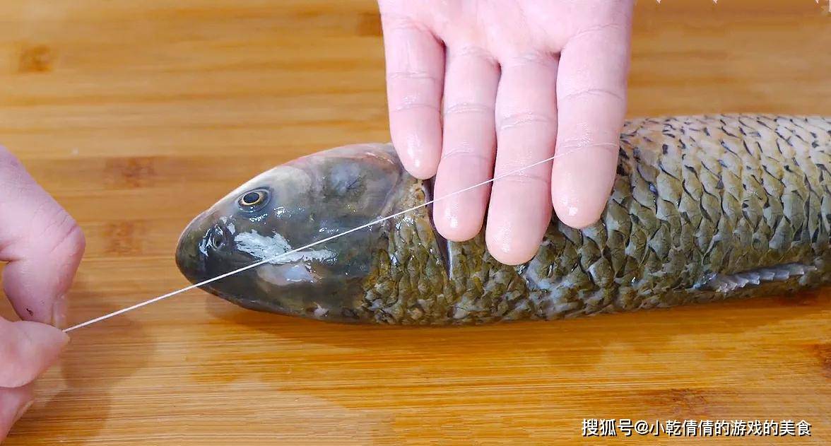 做法|把一整条鱼放进电饭锅里,头一次见这种做法,鱼肉出锅后满屋飘香!