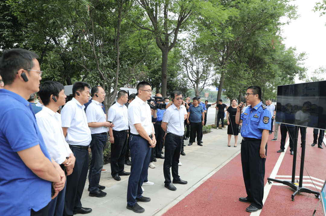 北關街道黨群服務中心為首個觀摩點,蓮湖區城管局負責人向觀摩團介紹