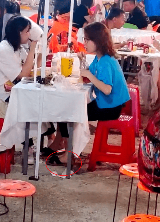 原创金巧巧街边撸串被偶遇脚踩拖鞋举瓶豪饮穿着朴素毫无阔太范儿