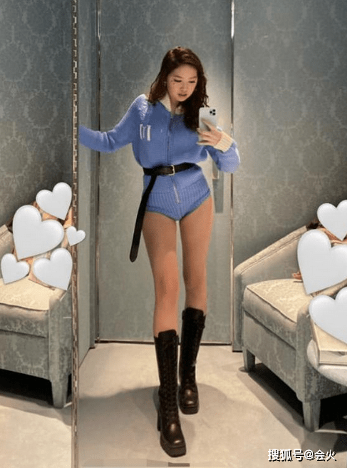 甄子丹小18岁娇妻晒全家福,穿短裤秀纤细玉腿