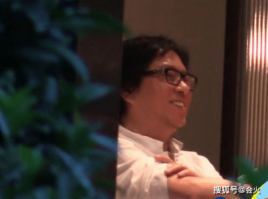 高晓松暴瘦26斤现身街头!脸部松垮挂不住肉