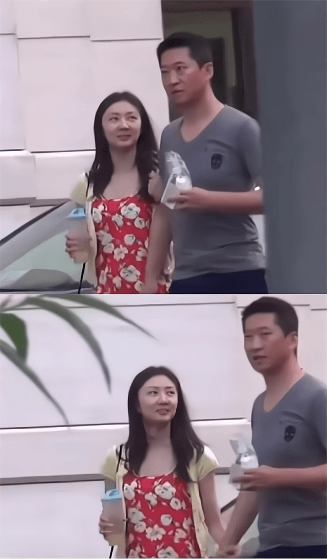 周杰女友个子不高,站男友身边娇小可人,一身热情碎花还挺美的