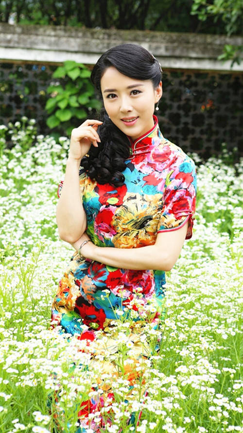 原创旗袍女神颜丹晨好绝无袖旗袍秀大花朵红色腰带勒出小蛮腰