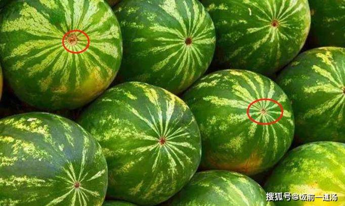 挑西瓜敲敲打打,买不到好瓜还遭老板嫌弃!记住3点,一眼识好坏