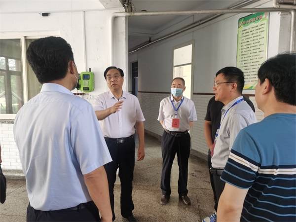 濮阳市副市长孙永振莅临市油田第三高级中学检查学校安全工作