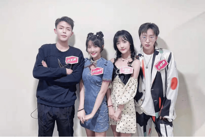 《为歌而赞》中,与田一名一同参与节目担任百赞团成员,同为繁星互娱