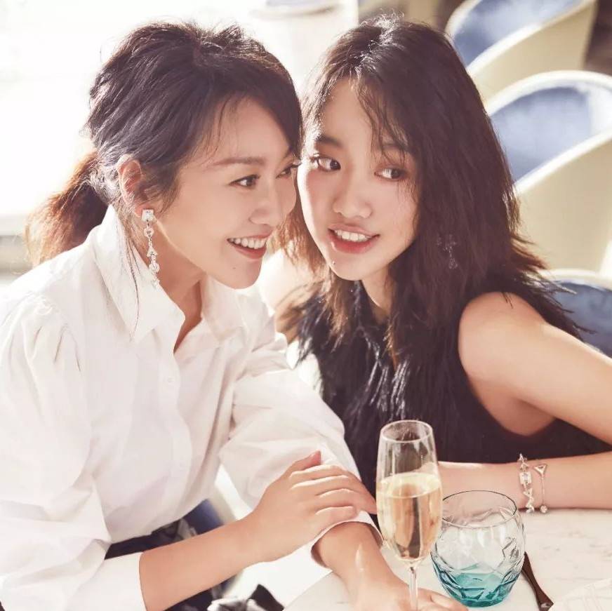 原创闫妮女儿邹元清恋情曝光!与鲜肉聚餐后一起回家,疑似已俩人同居