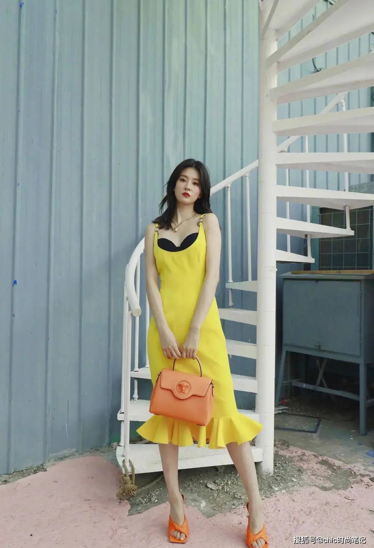 原创乔欣内衣外穿吊带裙不仅没踩雷瞬间化身性感天使