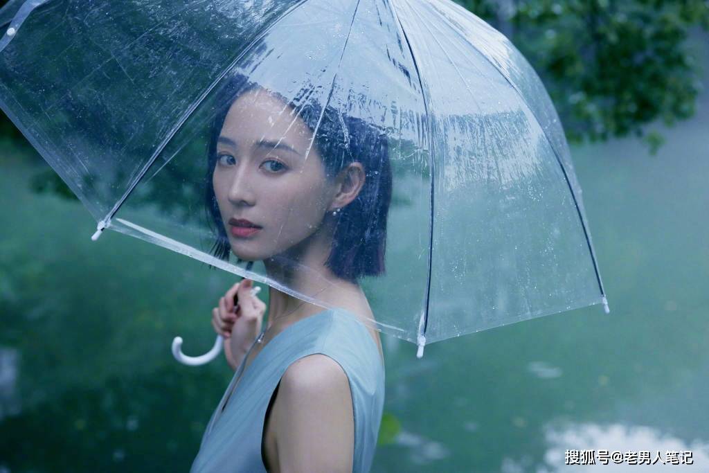 毒枭|张钧甯郊野露肩写真，清爽短发搭配白衬衣，温柔娇俏清新怡人