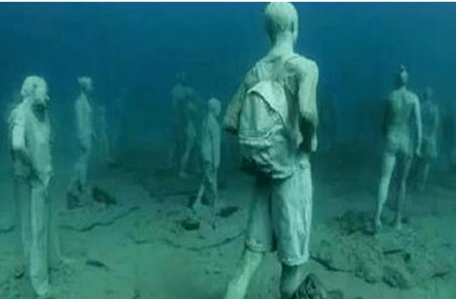 男子海底潜水意外发现水下有人群吓得赶紧上岸报警