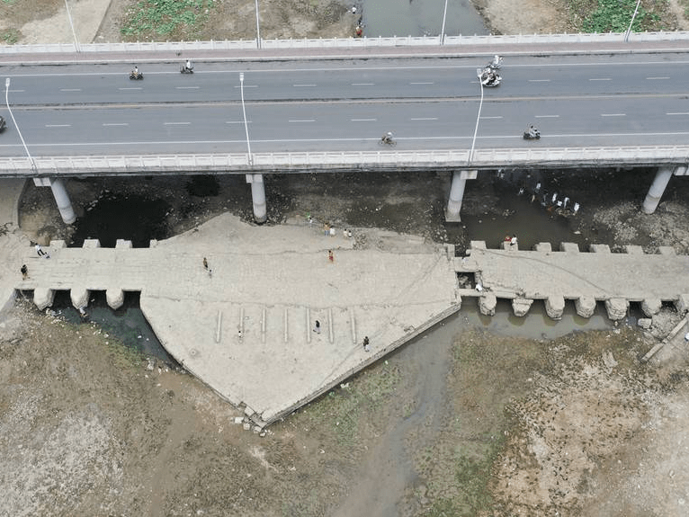 河南颍河开闸放水 明代古桥遗址"重见天日"