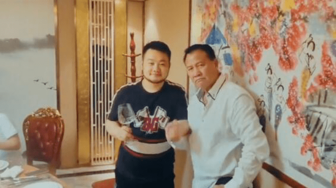 原创万梓良高调收徒仪式引争议拿酒往徒弟头上倒对方当场行跪拜礼