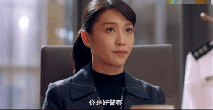 她也是《使徒行者2》里面的刑事情报科指挥官张雪晴,也是一位外表单纯