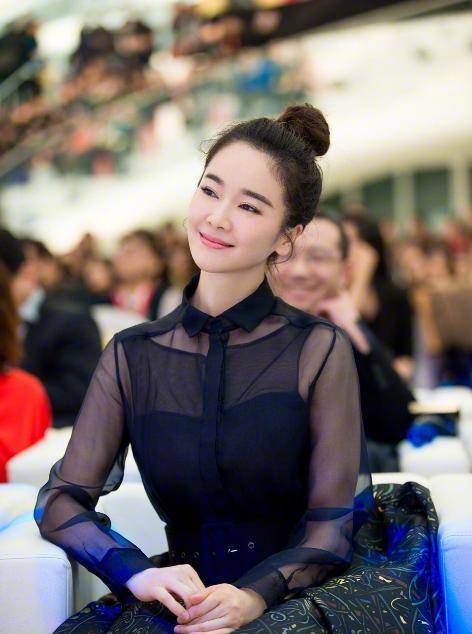 左小青|42岁左小青真不错，薄纱衬衫配印花蓬蓬裙，肌肤透亮宛如18岁