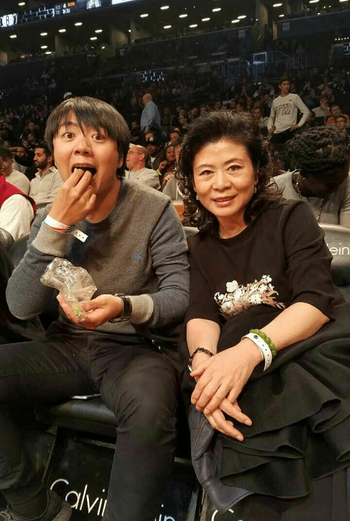 形象|吉娜婆婆真挺优雅的，淡粉薄纱裙穿得温柔大方，气质不比儿媳差