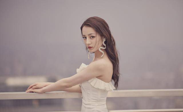 曲线美|迪丽热巴和古力娜扎，都搭配抹胸裙，终于明白女人身材的重要性了
