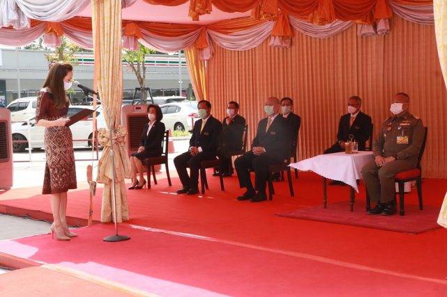 伍伦|泰国55岁华裔富婆有资本!怼脸拍不见一丝皱纹,嫩滑牛奶肌胜少女