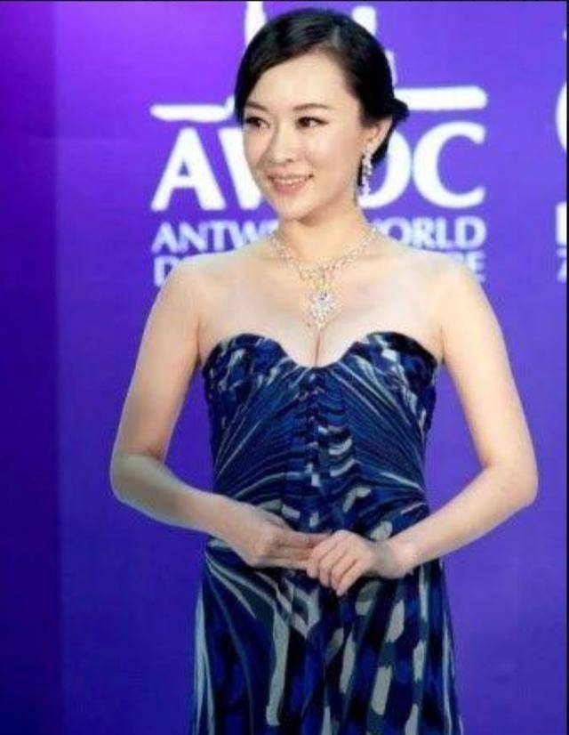 身材|霍思燕真不得了，身材热辣哪像6岁孩子妈？抹胸裙都快要挤不下