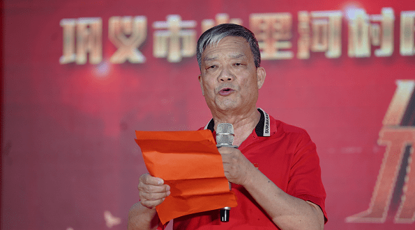 张春旺荣获"小里河村改革发展功臣"荣誉,并发表感言.