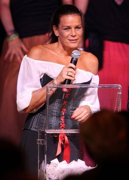 也许是为了追随母亲的脚步,也可能是为了别的,斯蒂芬妮在1982年车祸