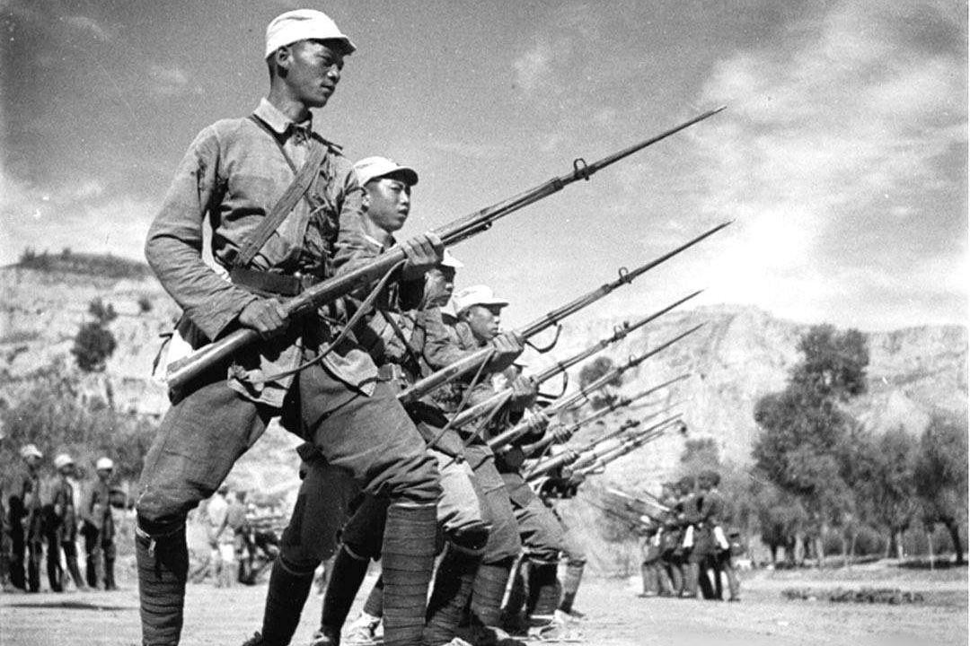 原创战场上弹药打完之后拼刺刀,敌方为何会配合,而不是拿起枪扫射?